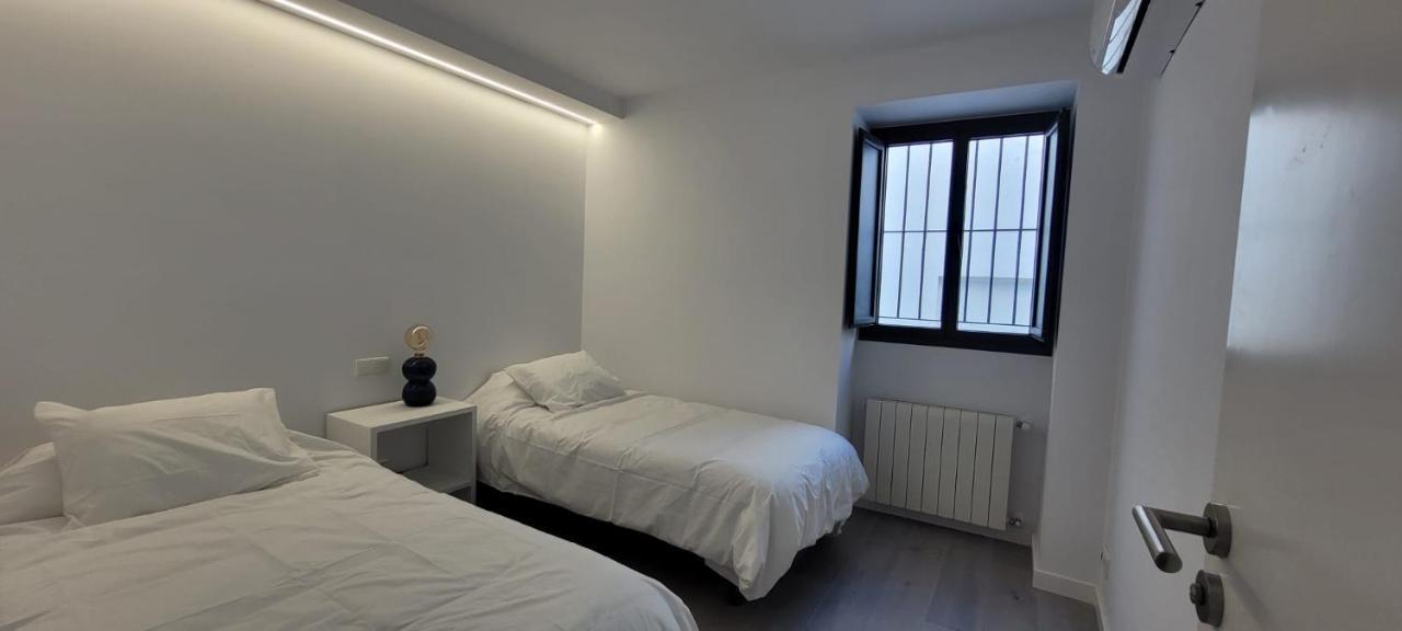 Cozy & Modern Apartment Hombre De Piedra Севілья Екстер'єр фото